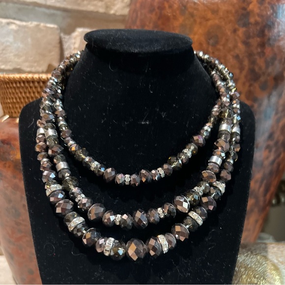 Jewelry - GUC- Iridescent beautiful 3 strand necklace with a fold over clasp.